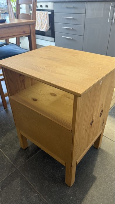 Mesa de Cabeceira em Pinho Maciço – 19€