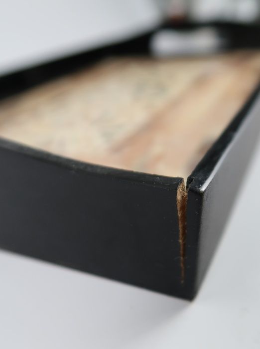 Tabuleiros em madeira lacada e madre pérola, cada