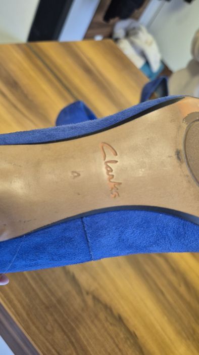 Clarks 4, 36-37 ,czółenka niebieskie
niebieskieNormalne ślady użytkowania