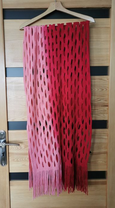 Wyjątkowy szalik z oczkami cieniowany różowy cieniowany