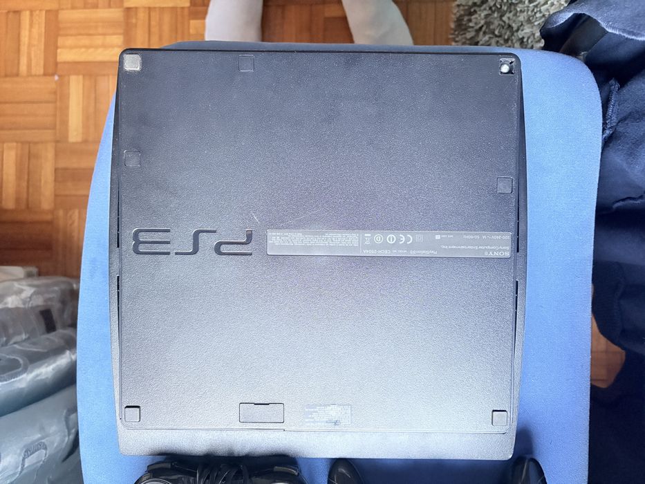 Playstation 3 usada c/2 comandos