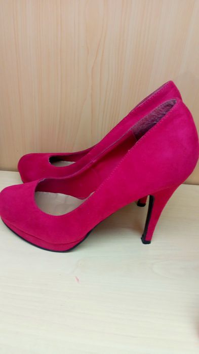 Малиновые туфли