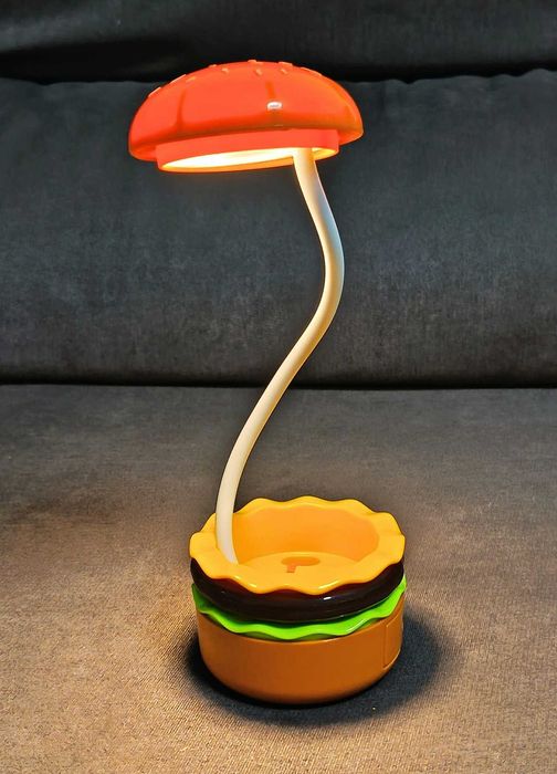 Candeeiro de mesa em formato de hambúrguer com afia-lápis.