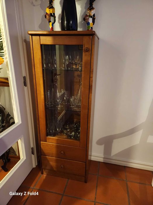 MOVEL CRISTALEIRA EM CEREJEIRA AMERICANA