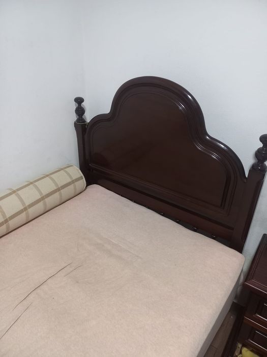 Cama solteiro com colchão em bom estado