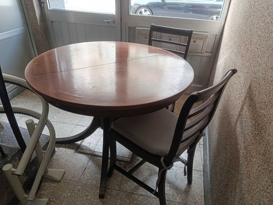 mesa extensível com cadeiras