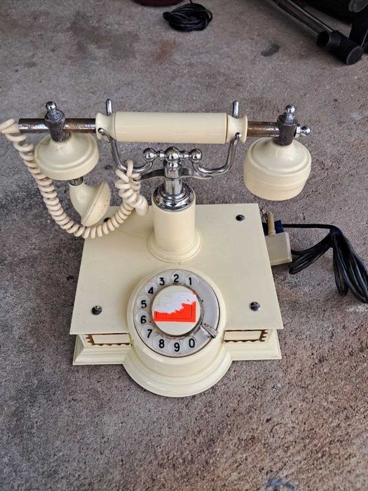 Telefone vintage retro com design elegante e original.