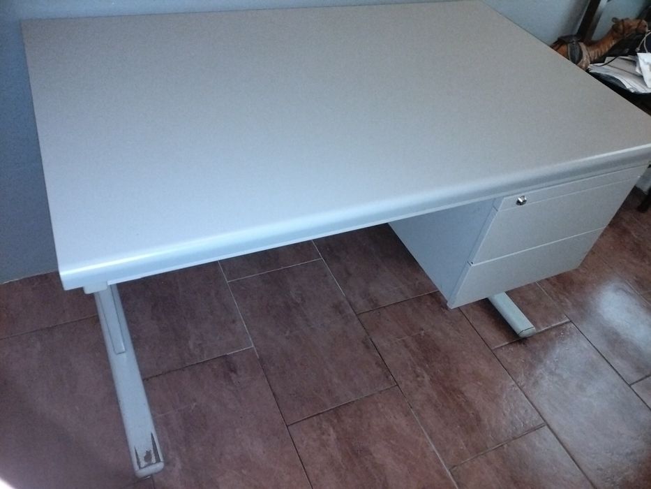 Secretaria em metal