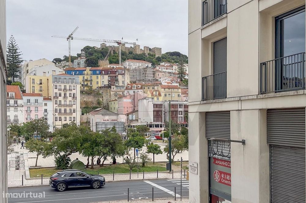 Vende-se T3 na Calçada de Santana com vista Rio Tejo e cidade Lisboa