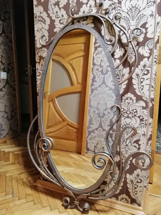 Коване дзеркало