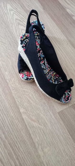 Нові зручні босоніжки