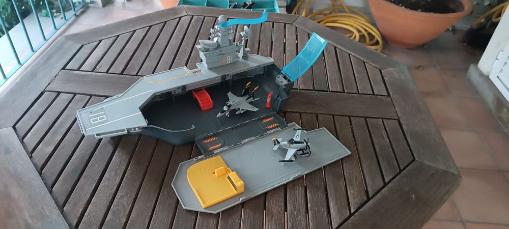 Brinquedos carros e aviões pixar