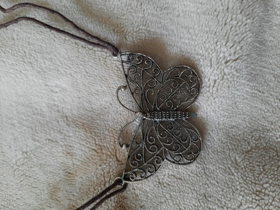 Украшение бусы с бабочой на кожаных ремешках