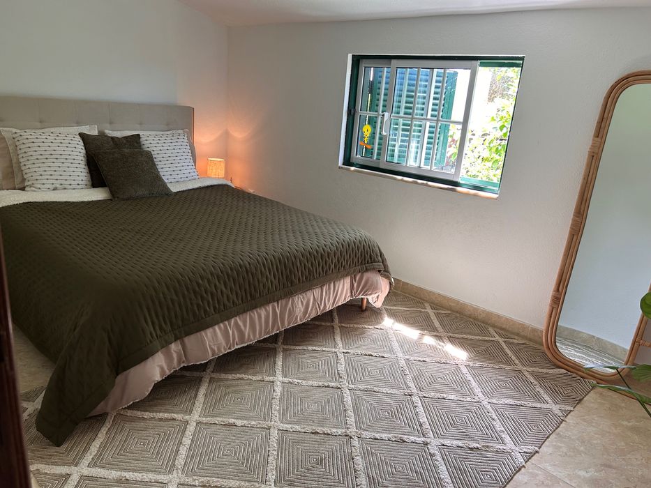 Vendo recheio quarto, cama, mesas cabeceiira, candeeiros, tapete, espelho