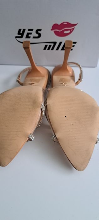 Transparente szpilki raz ubrane