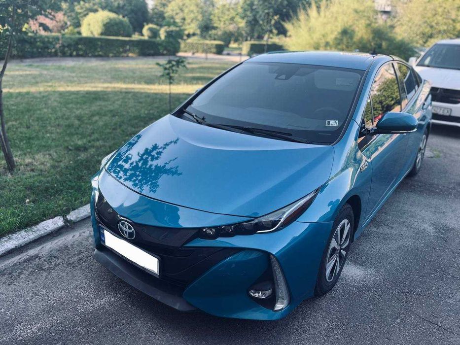 Довгострокова оренда супер комфортного автомобіля Toyota Prius Hybrid Plagin 2017 року з витратою пального 5 літрів.