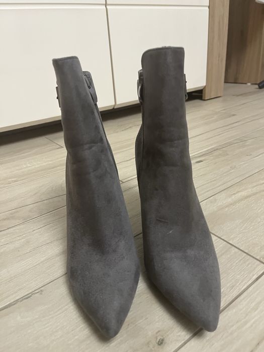 Botki zamszowe na szpilce roz.39