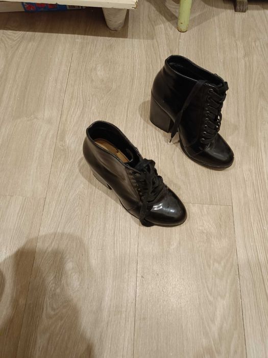 Botins em verniz preto