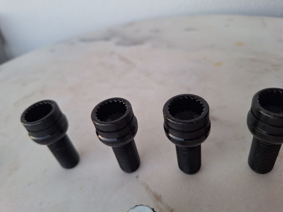 Parafuso para roda de carro