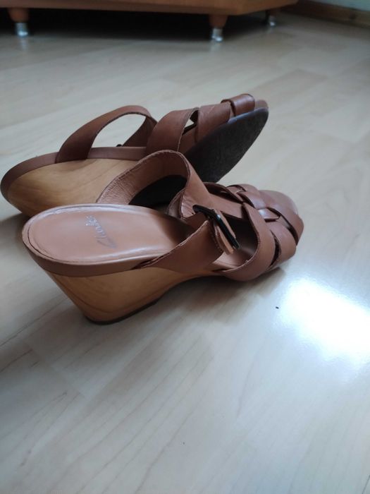 Skórzane klapki   CLARKS