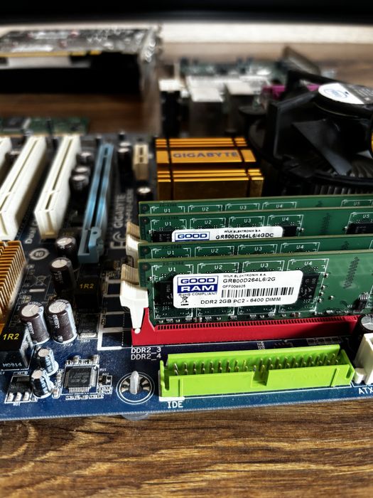 Kompletny komputer bez obudowy i dysku twardego