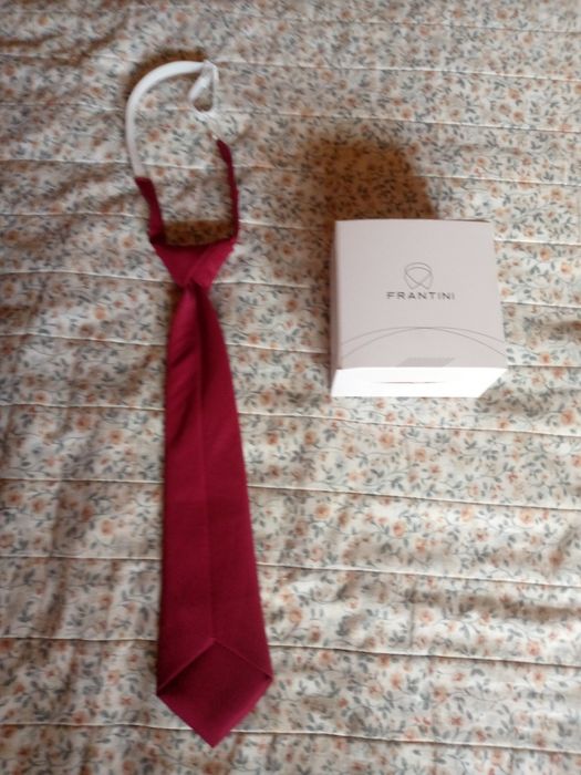 Краватка(галстук)бордового кольору.