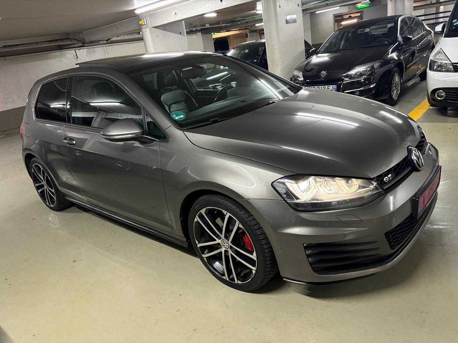 Golf 7 GTD 184 cv - Estofos em pele / Dynaudio / Jantes 18/ Teto de abrir / DCC / Engate de reboque - 1.º Dono