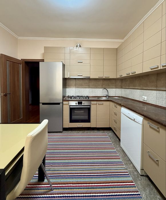 Продається двох поверхова квартира