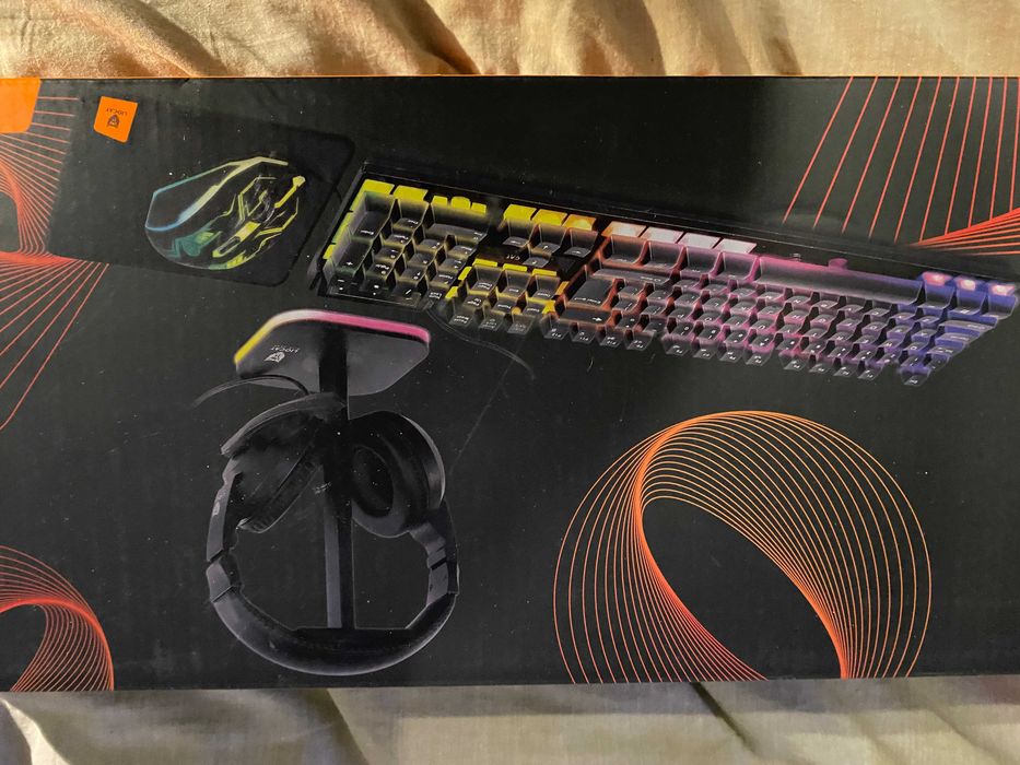 Klawiatura GAMING-a Mysz, Słuchawki, Stojak, Podkładka. GS 496 C 5 w 1