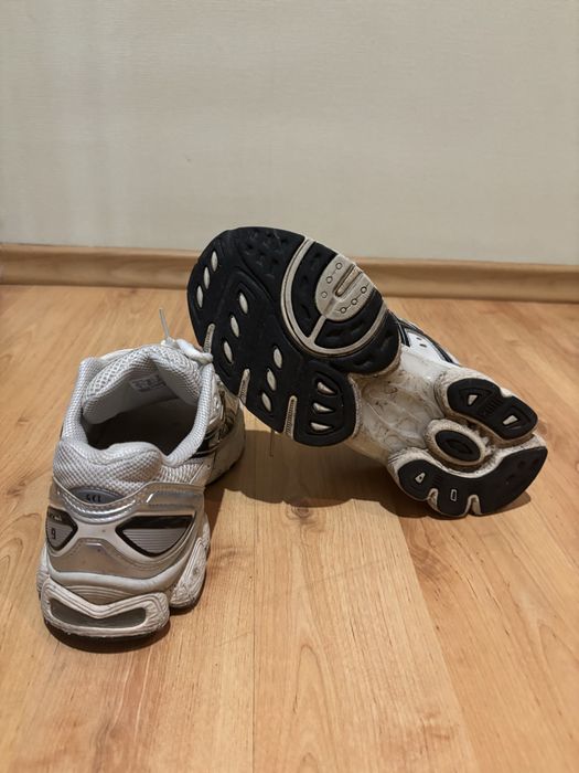 Кросівки asics.