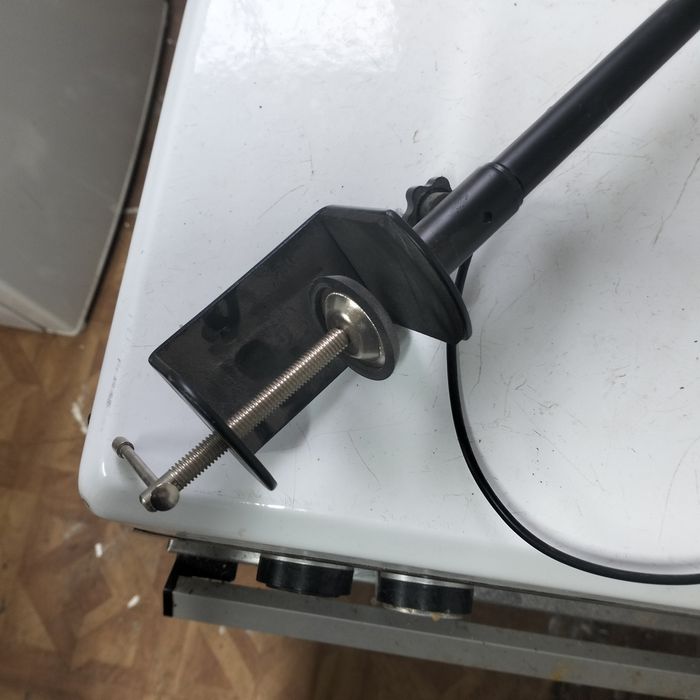 Candeeiro de secretaria luz led e fixação à mesa