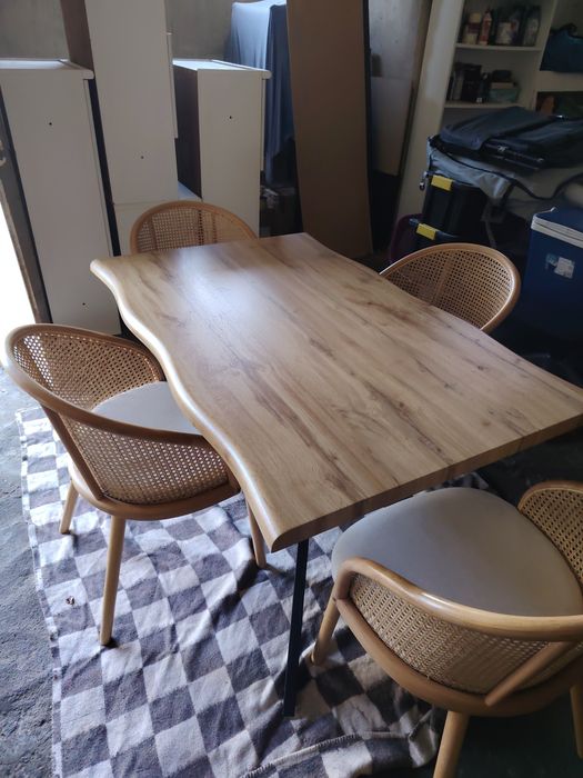 Mesa em madeira com quatro cadeiras