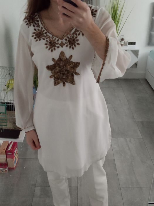 Biała tunika ze złotymi cekinami