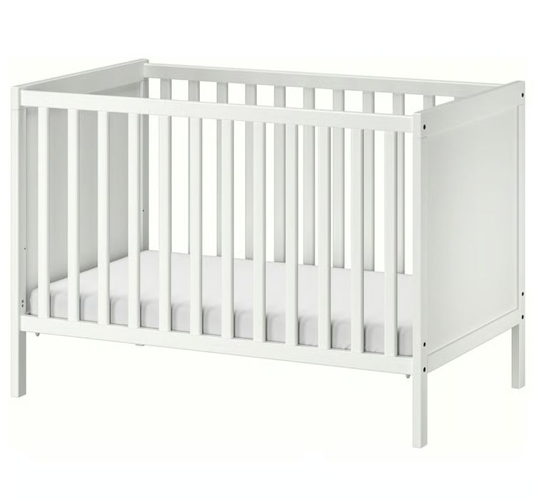 Berço IKEA Sundvik com colchão e roupa