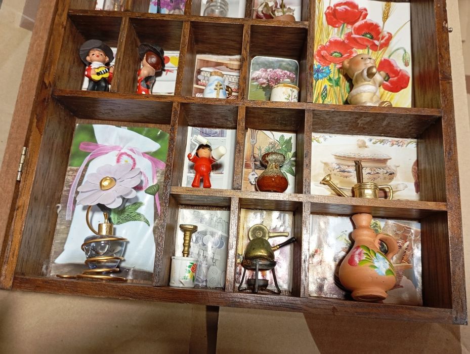 Vitrine de madeira com porta em vidro e com 30 miniaturas