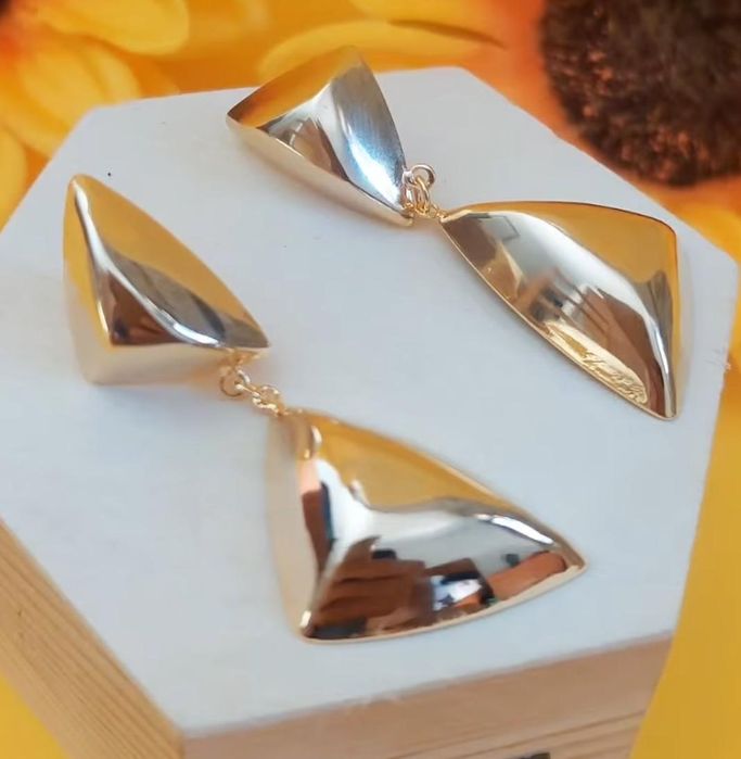 Brinco diagonal folheado ouro 18, semijoia de qualidade.