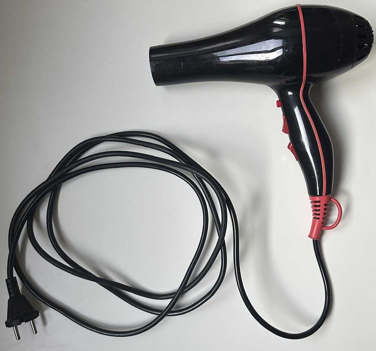 Suszarka do włosów z długim kablem, prawie 3 metry