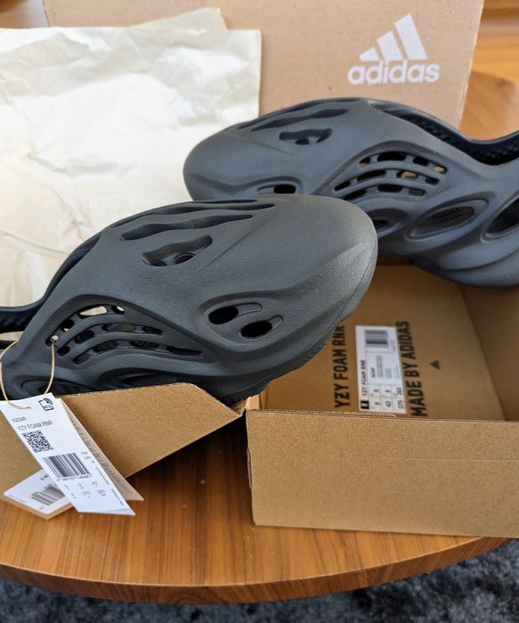 YZY Foam RNR Carbon 43 NOVO