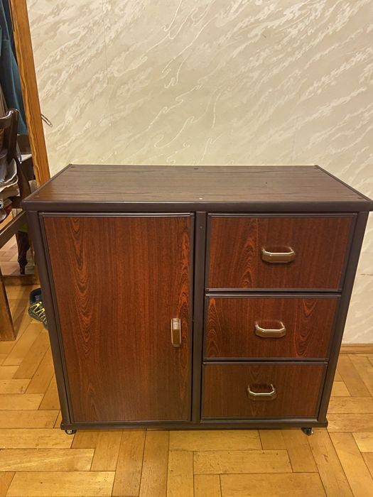 Mała komoda na kółkach z szufladami