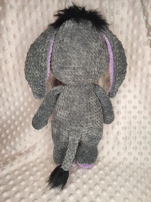 Maskotka osiołek na szydełku.