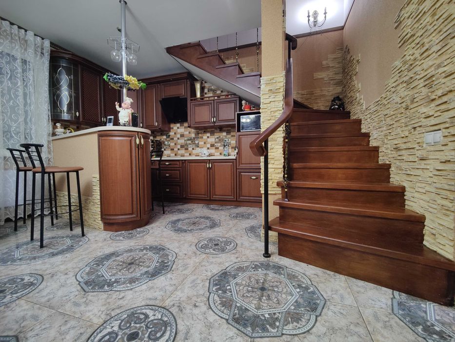 Продаж сучасного заміського будинку з виходом до річки Вільшанка!