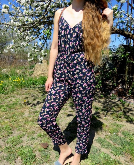 Kombinezon seksowny granatowy kwiaty S piękny letni wygodny niegniotąc