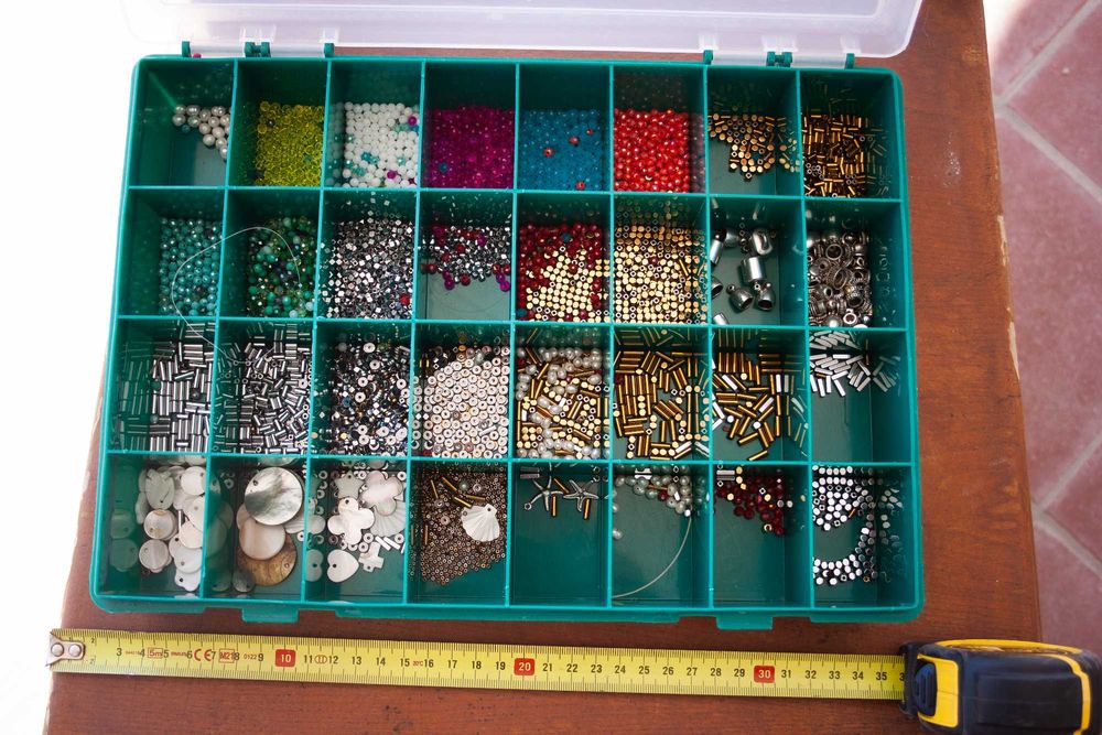 expositores e peças variadas de bijuteria