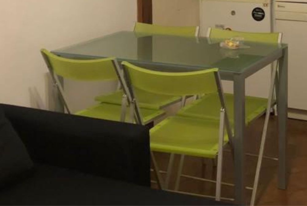 Mesa em vidro com 4 cadeiras 100x60cm
