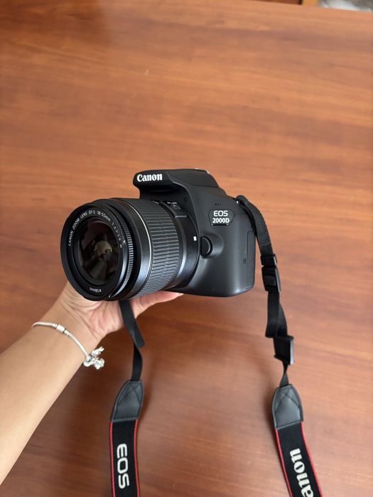 Camera Canon EOS 2000D