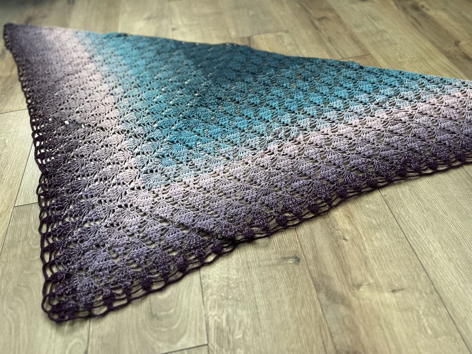 Ażurowa chusta szydełkowa