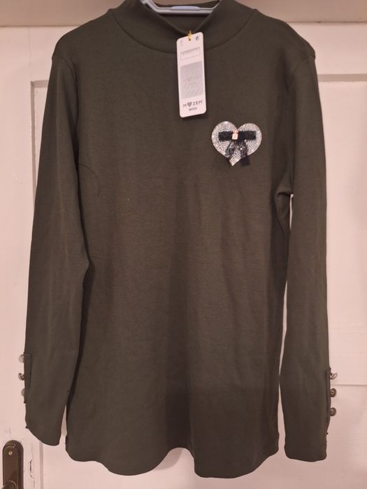 Świetny półgolfik. Kolor khaki zieleń. Serce.