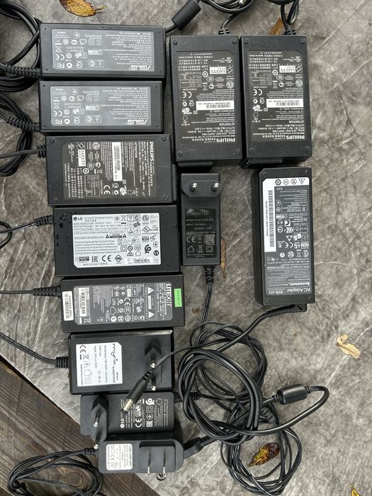 Різні зарядки і блоки живлення