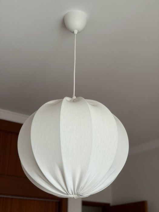 Candeeiro IKEA suspenso com um abajur redondo em tecido branco