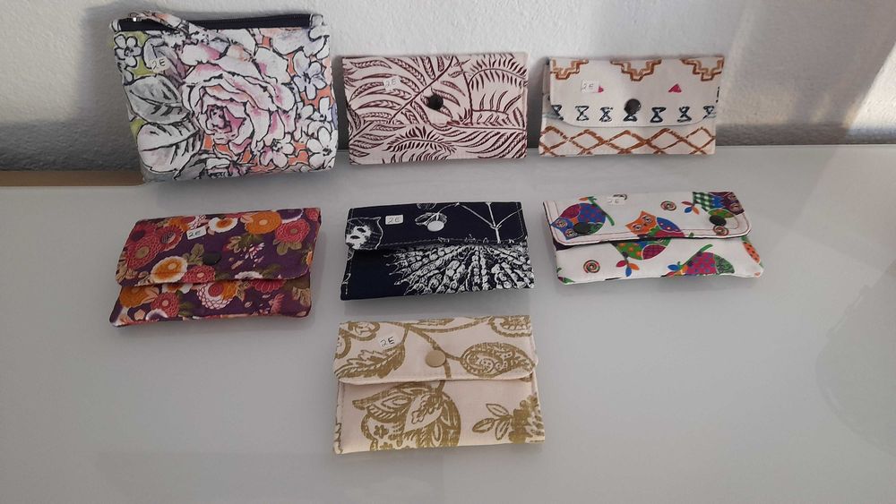 Vários porta moedas e cartões
